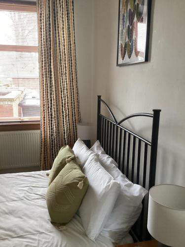 Letto o letti in una camera di Hillview, Ground floor apartment, Largs