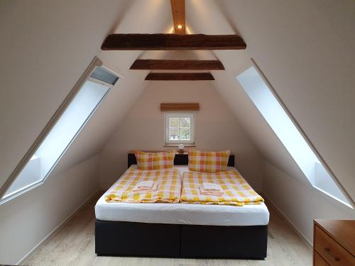 sypialnia z łóżkiem na poddaszu w obiekcie Ferienhaus Bildhauer Thiele w mieście Ottendorf