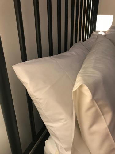 Letto o letti in una camera di Hillview, Ground floor apartment, Largs