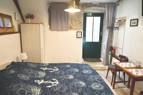 Postel nebo postele na pokoji v ubytování Rafo's Old Town Hideaway