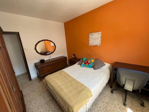 Schlafzimmer mit einem Bett, einem Schreibtisch und einem Spiegel in der Unterkunft stylish apartment 308 in Almería
