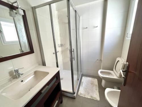 ein Bad mit einer Dusche, einem Waschbecken und einem WC in der Unterkunft stylish apartment 308 in Almería