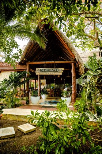 a restaurant with a sign that reads los fireplaces at Hotel Rancho Encantado in Bacalar