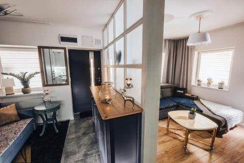 um pequeno apartamento com uma sala de estar e uma cozinha em Maila exklusiv em Jelenia Góra