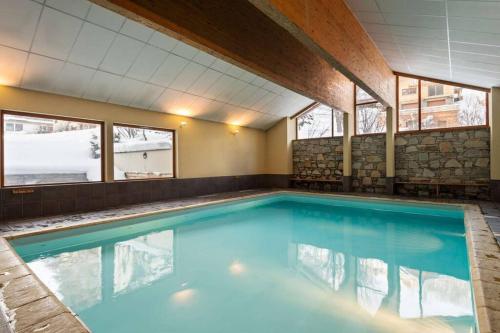 - une grande piscine dans une maison dotée de fenêtres dans l'établissement Valloire-Appt 3*-8 pers-Piscine-Rés. le Galibier, à Valloire