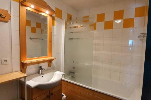 łazienka z umywalką i prysznicem w obiekcie Valloire-Appt 3*-8 pers-Piscine-Rés. le Galibier w mieście Valloire
