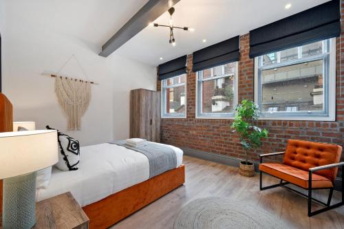 een slaapkamer met een bed en een bakstenen muur bij Host & Stay - Bands Warehouse IV in Liverpool