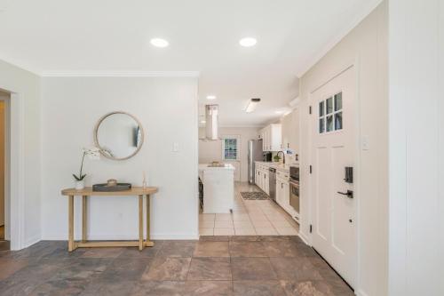 Η κουζίνα ή μικρή κουζίνα στο Updated & centrally located 3 Bed
