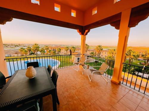 Un balcón con mesa y sillas y una vista en Mika's House Pool, en Sanlúcar de Barrameda