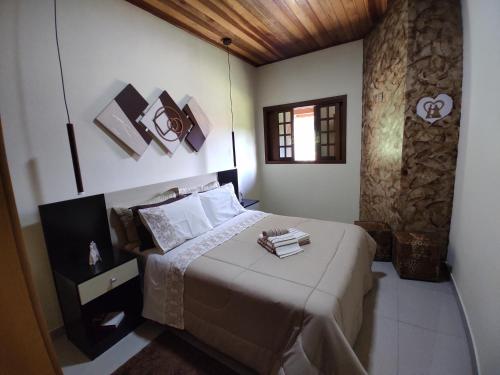 a bedroom with a bed and a window in it at Chácara Recanto da Mata in Cunha