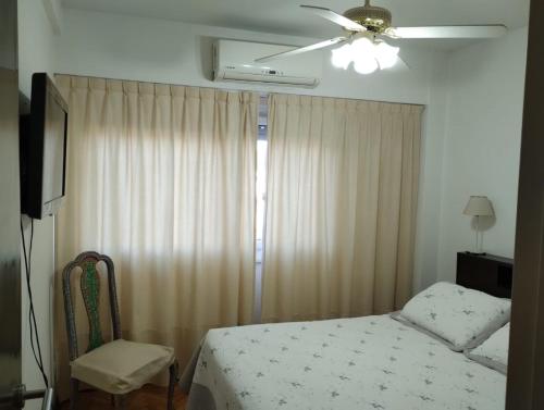 奧利佛斯的住宿－Departamento Olivos-zona puerto，一间卧室配有一张床和吊扇