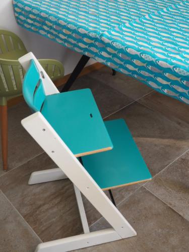 a blue chair sitting under a table at Draußen am See in Losheim