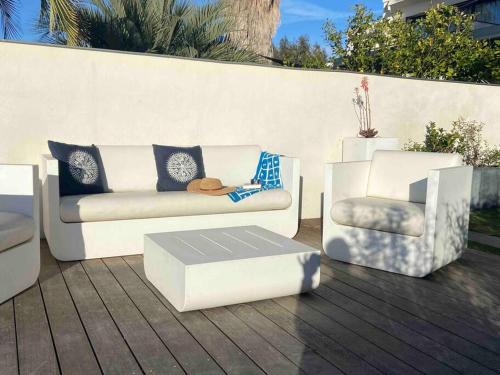 3 chaises, un canapé et une table sur la terrasse dans l'établissement Belle grande marina en duplex avec appontement, au Grau-du-Roi