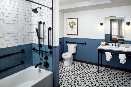 オマハにあるHotel Indigo - Omaha Downtown by IHGのバスルーム(バスタブ、トイレ、シンク付)