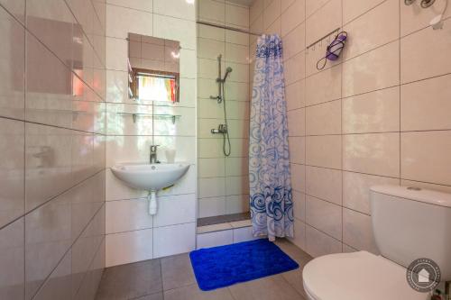 Kúpeľňa v ubytovaní Doba In Ua Studio Irpin Apartments