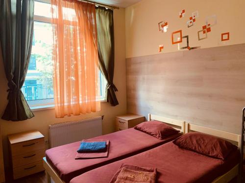 - une chambre avec un lit rouge et une fenêtre dans l'établissement Doba In Ua Studio Irpin Apartments, à Irpin