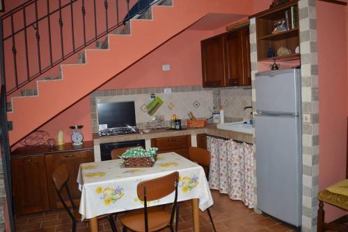 斯波萊托的住宿－Casa Borgo Marco e Cristina，厨房配有桌子和白色冰箱。