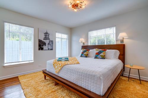 una camera da letto con un letto e due finestre di San Antonio Retreat with Private Hot Tub and Gas Grill a San Antonio