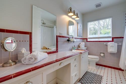 un bagno con lavandino, WC e specchio di San Antonio Retreat with Private Hot Tub and Gas Grill a San Antonio