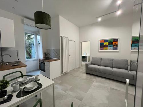 uma sala de estar com um sofá e uma mesa em Green Spera Apartment em Nápoles