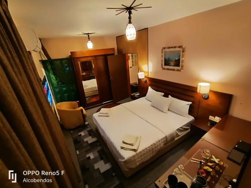 een hotelkamer met een bed in een kamer bij Plaza de petra in Wadi Musa