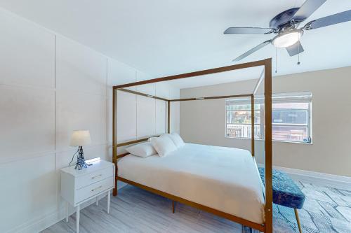 Un dormitorio con una cama y un ventilador de techo. en Relax in the Water, en Fort Lauderdale