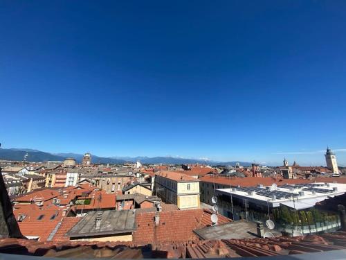 una vista aerea di una città con tetti rossi di Deliziosa mansarda con vista panoramica a Cuneo