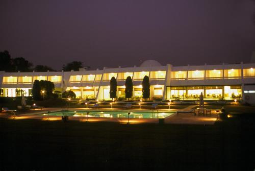 Bazén v ubytování Radisson Jass Hotel, Khajuraho nebo v jeho okolí