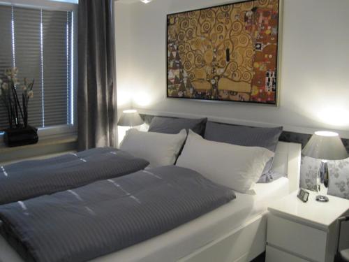 - une chambre avec un lit et une peinture murale dans l'établissement Smucke Stuuv II & III, à Glücksburg