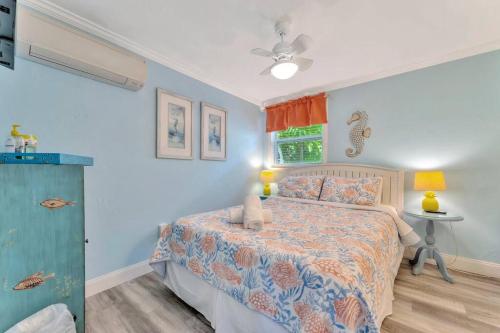 布雷登頓海灘的住宿－Sea Gem One bed one bath charmer steps to beach，一间卧室设有一张床和蓝色的墙壁