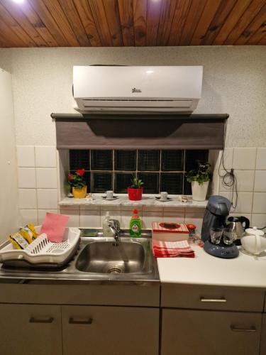 a kitchen counter with a sink and a microwave at mignon in Soumagne