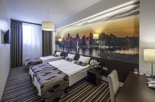 Tempat tidur dalam kamar di Vilnius City Hotel