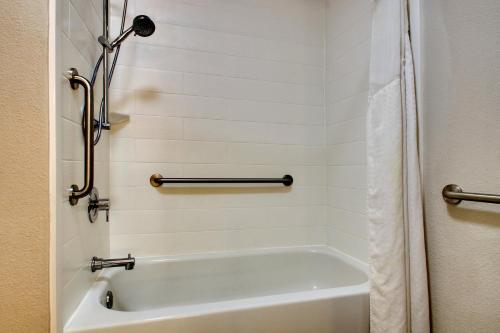 y baño con ducha y bañera blanca. en Holiday Inn Express & Suites Laurel, an IHG Hotel, en Laurel