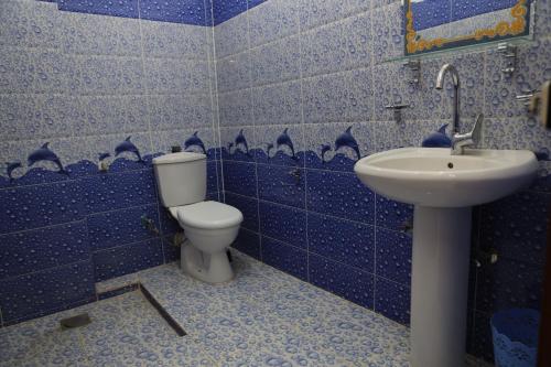 a bathroom with a toilet and a sink at Memnoun house in Luxor