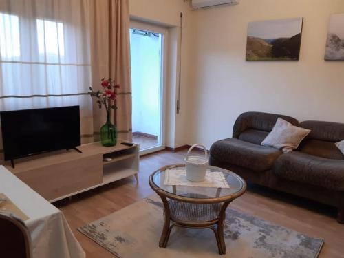 a living room with a couch and a tv at Moradia Félix - Apartamento Félix in Manteigas