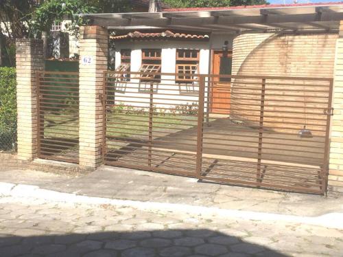 een hek voor een huis met een hek bij Centro - São Francisco Xavier - Casa Agradável in São Francisco Xavier