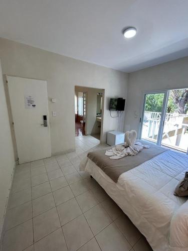 Una cama o camas en una habitación de Las Lomas Suites & Spa