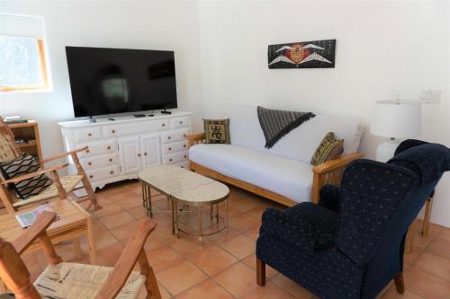 een woonkamer met een bank en een tv bij Peaceful Santa Fe Forest Home, Comfy and Well-equipped in Santa Fe