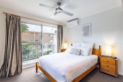 Postel nebo postele na pokoji v ubytování Florida 1 - 2 min walk to beach shops and restaurants