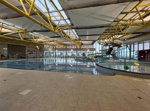una piscina vacía en un gran edificio en Wonderful Jubilee Estate House, en Wyndham Vale