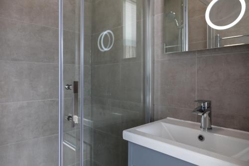 ソルカムにある2 Church Hill Houseのシャワー、洗面台、鏡を備えたバスルーム