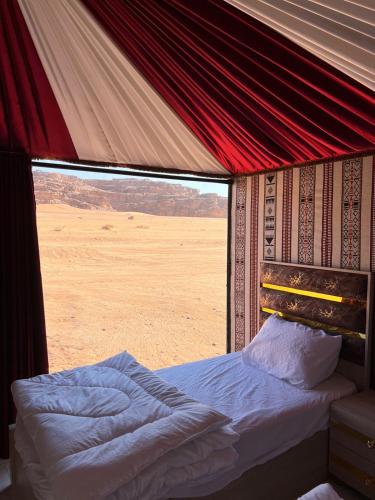 Postel nebo postele na pokoji v ubytování Wadi Rum Cream