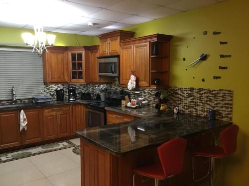 Una cocina o cocineta en Foothills Apartment 28 Vacation Nest