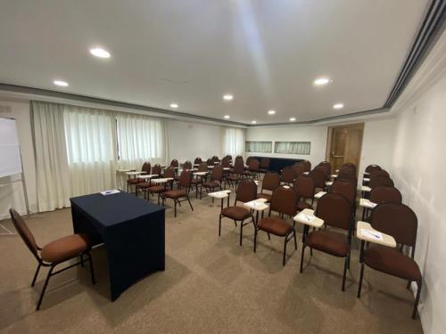 a large room with tables and chairs in a classroom at JP Crauford Hospedagem in Sao Paulo