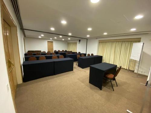 una sala de conferencias con sillas y una mesa en una habitación en JP Crauford Hospedagem, en São Paulo