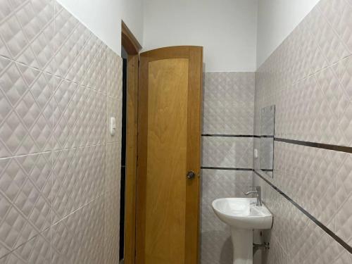 baño con lavabo, aseo y puerta en Hotel Los Pajonales en Huaraz