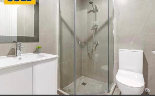 een badkamer met een douche, een toilet en een wastafel bij Private room near Auckland Airport in Auckland