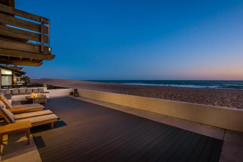 uma vista para a praia a partir do deque de um hotel em Luxury Modern Designer Beach House on Sand w/ Pool em Ventura