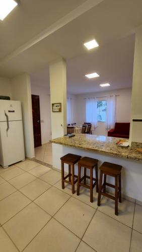 Nhà bếp/bếp nhỏ tại Casa confortável pertinho da praia com garagem e quintal