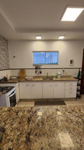 Una cocina o zona de cocina en Casa confortável pertinho da praia com garagem e quintal